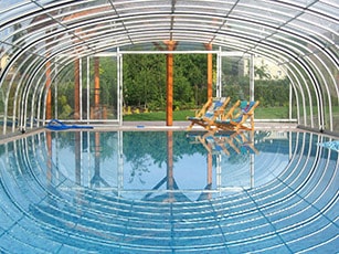 Photo of a Laguna High telescopic pool enclosure